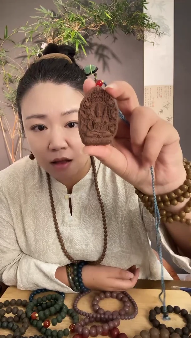 泥塑奶檀龙涎香随机佛牌