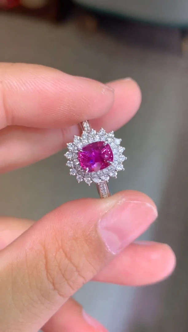 戒指彩色蓝宝石18K金镶嵌1.34CT