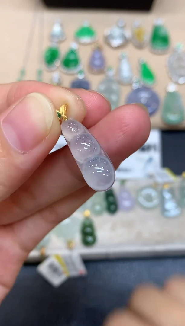 颈饰18K金镶嵌翡翠福豆【无服务费