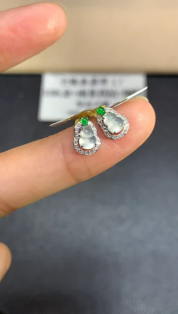 18K金镶嵌翡翠耳饰葫芦【无服务费