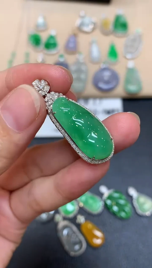 颈饰18K金镶嵌翡翠福豆【无服务费