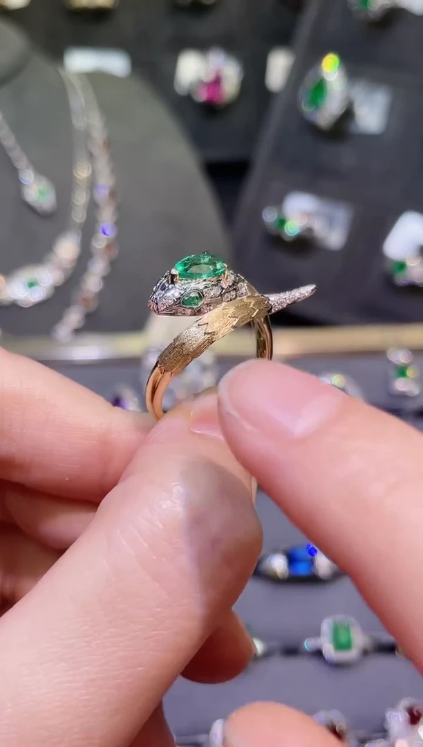 【闪购商品】祖母绿戒指18K金镶嵌0.85ct