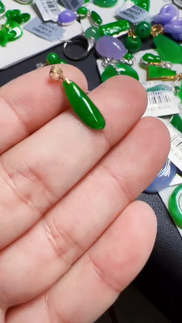 颈饰18K金镶嵌翡翠福瓜