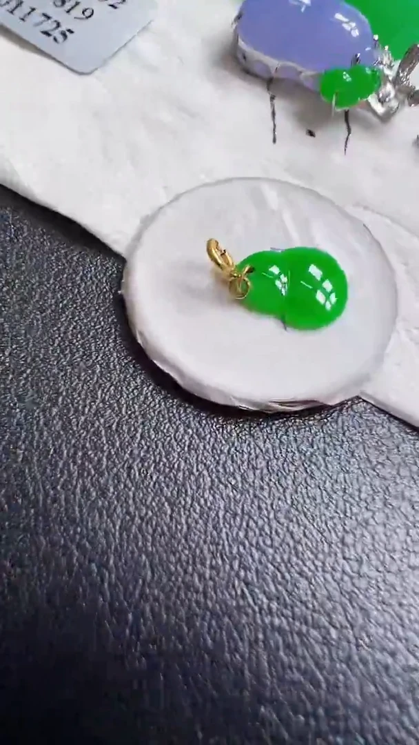 颈饰18K金镶嵌翡翠吊坠