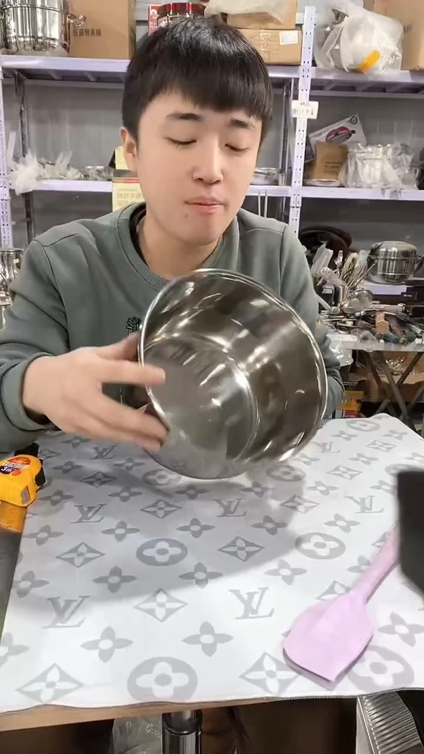 人21.5直径亮光无把手锅头瑕疵