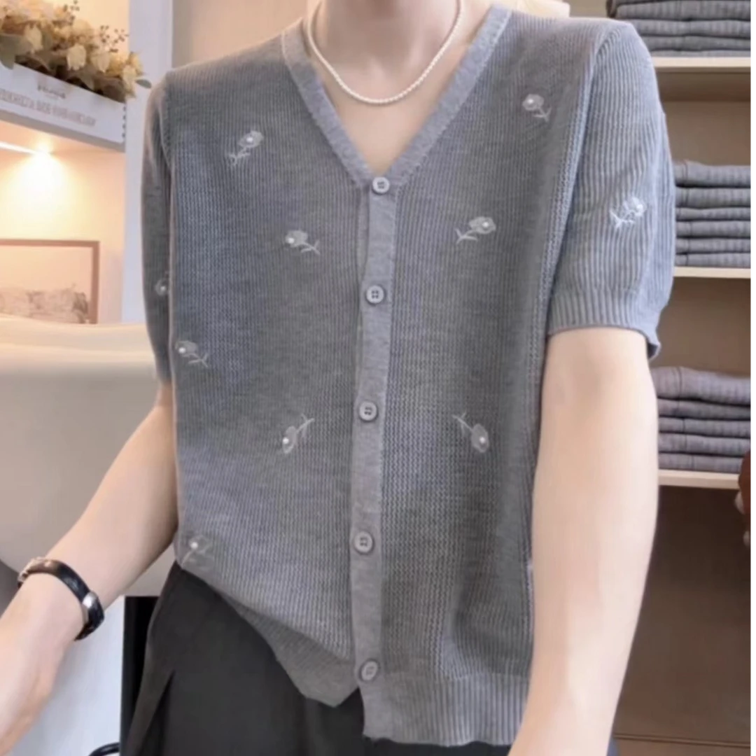 [编码D123]妮妮家休闲灰色刺绣V领红扣宽松百搭短袖开衫