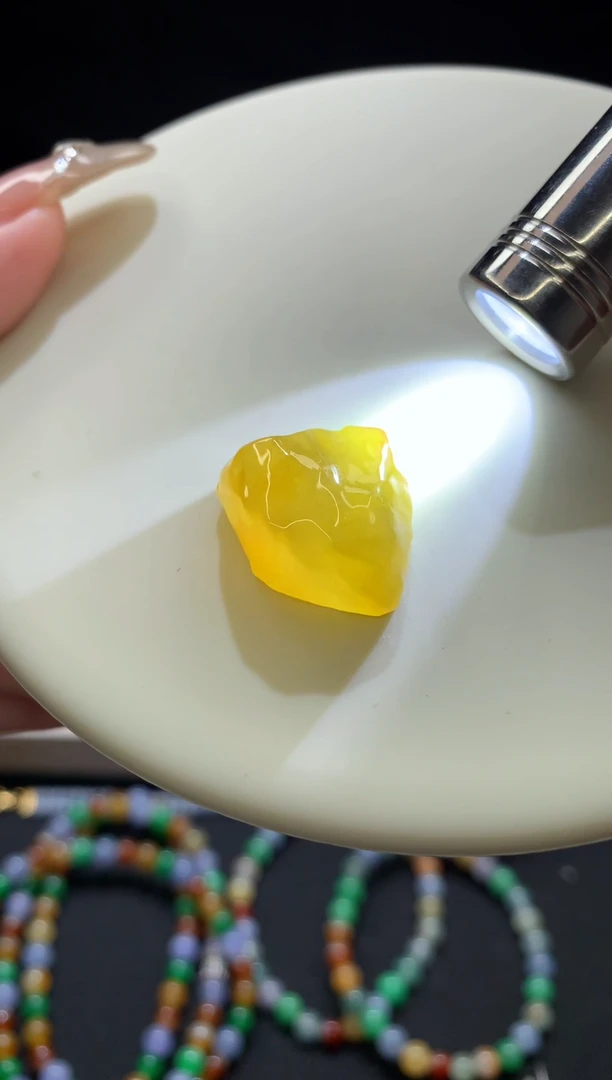 未镶嵌裸石翡翠一颗大卡黄色随形