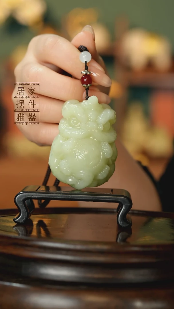 玉《醒狮抱球》摆件