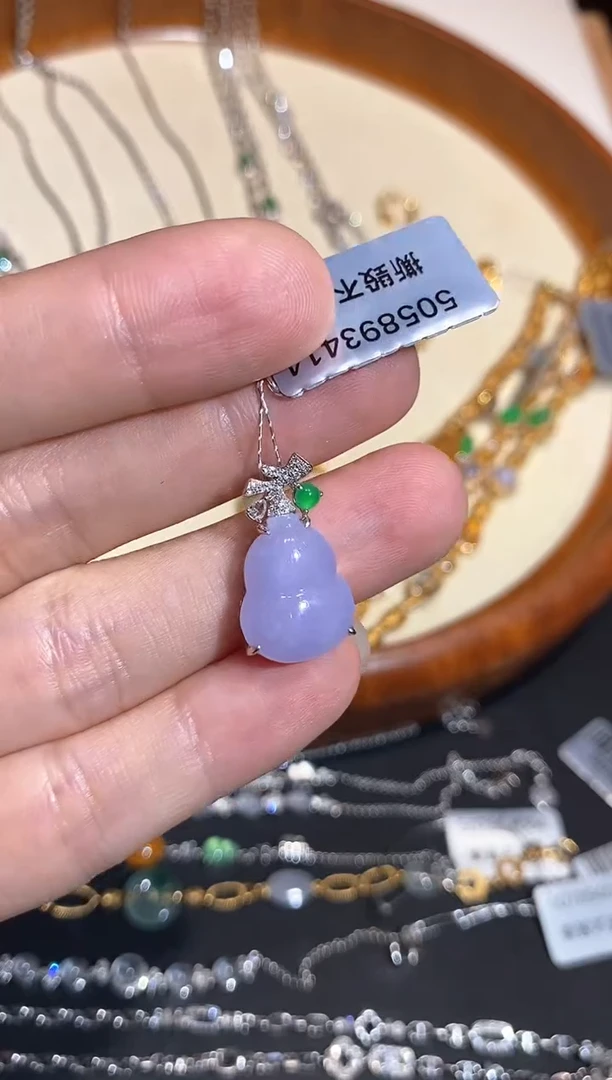 颈饰18K金镶嵌翡翠吊坠