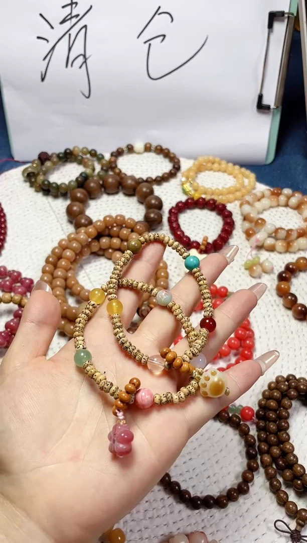 猴头核桃吊坠迷你星月 随机