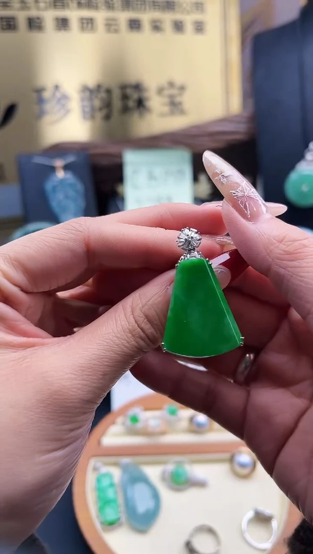 【闪购商品】翡翠颈饰18K金镶嵌翡翠无事牌