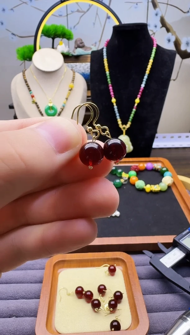 14K金镶嵌血珀耳饰E29