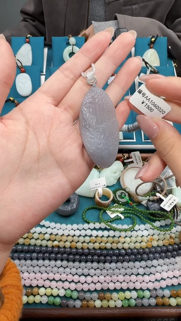 颈饰未镶嵌和田玉吊坠  AA