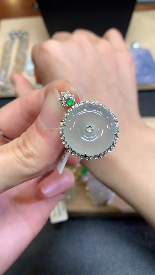 【闪购商品】翡翠颈饰18K金镶嵌平安扣【无服务费】