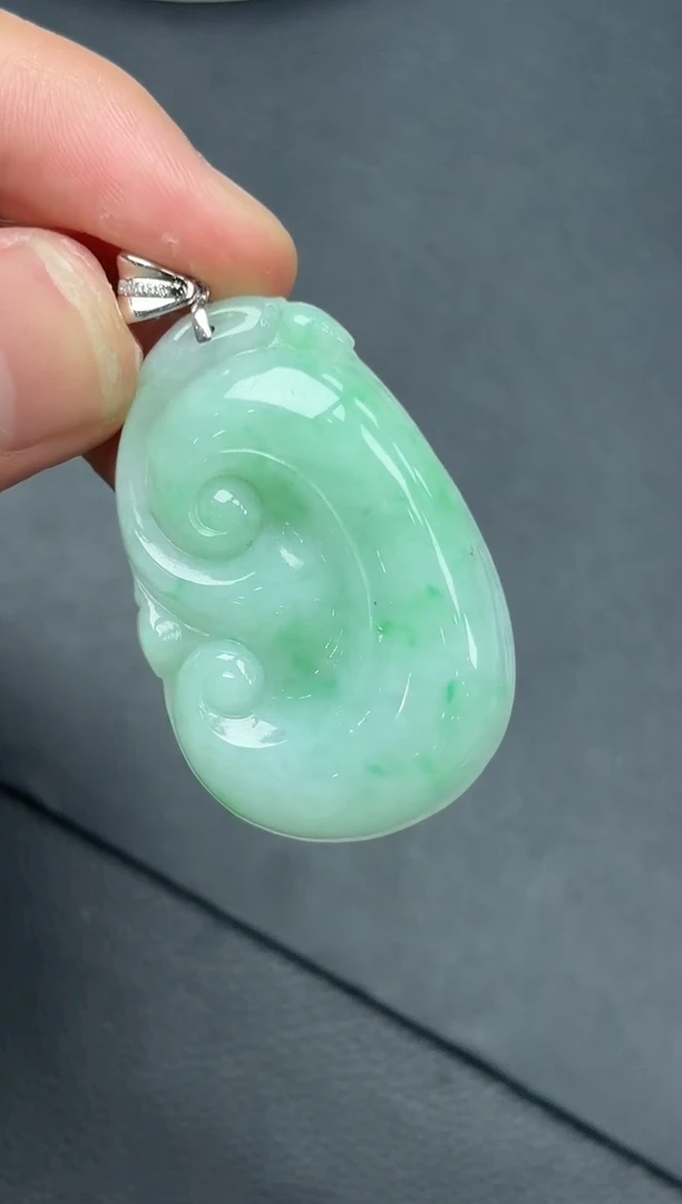 18K金镶嵌挂件翡翠如意