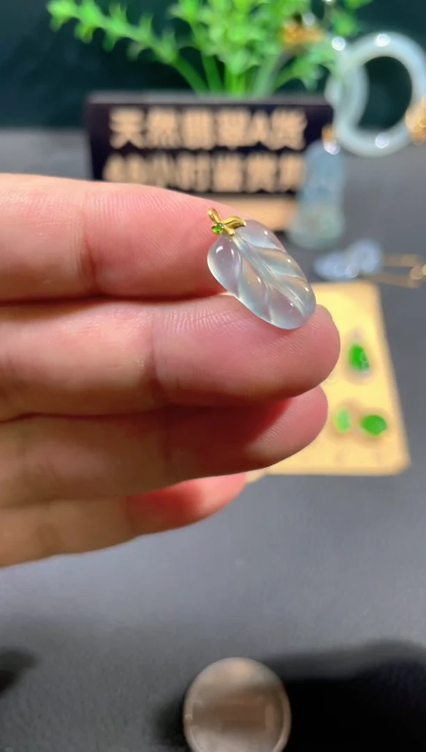 翡翠18K金镶嵌颈饰翡翠