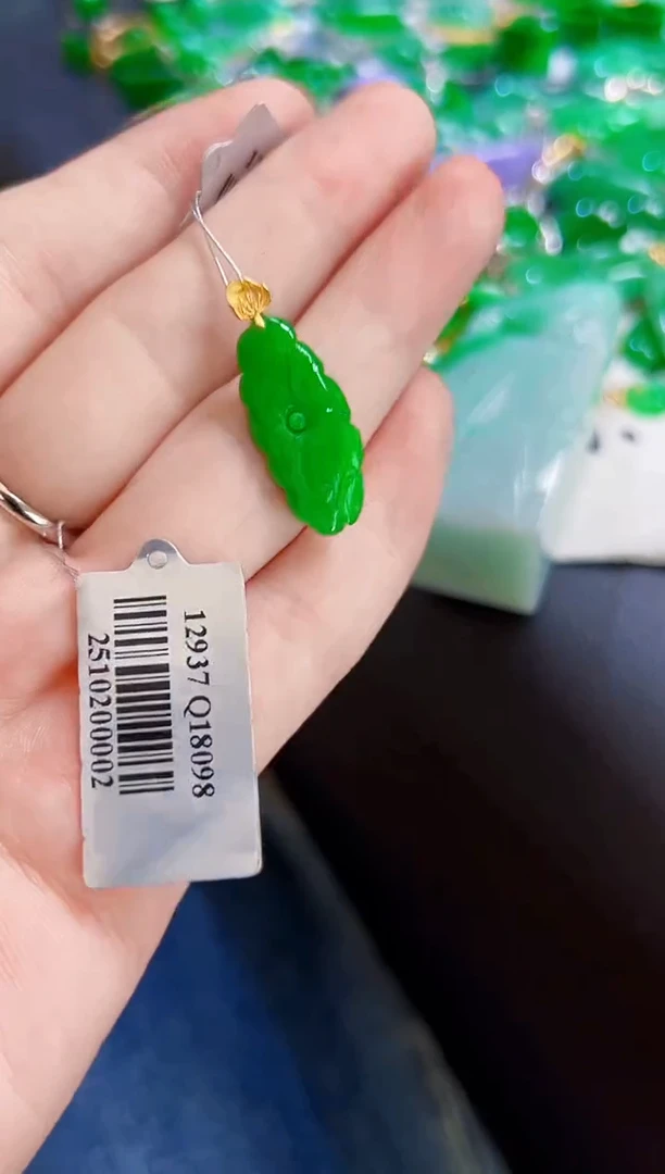 颈饰18K金镶嵌翡翠吾***期荷叶