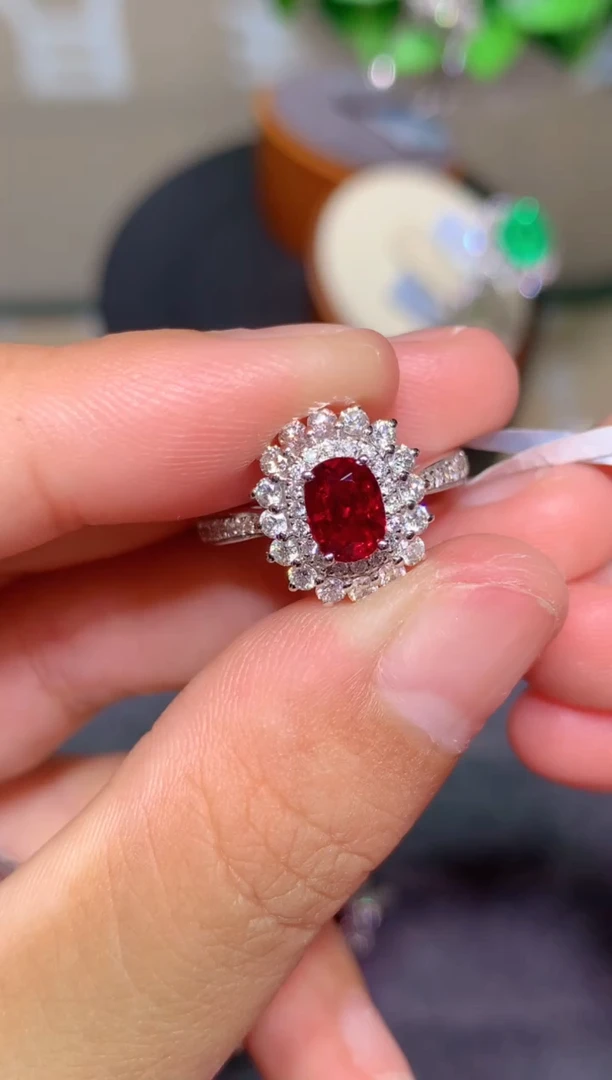 18K金镶嵌戒指红宝石1.02ct 无烧鸽血红