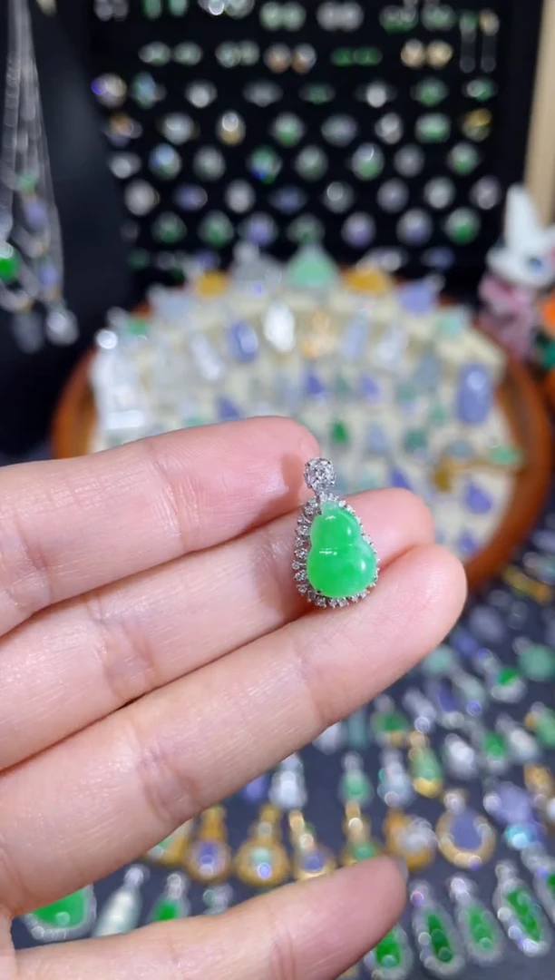 颈饰18K金镶嵌翡翠甜阳绿葫芦吊坠