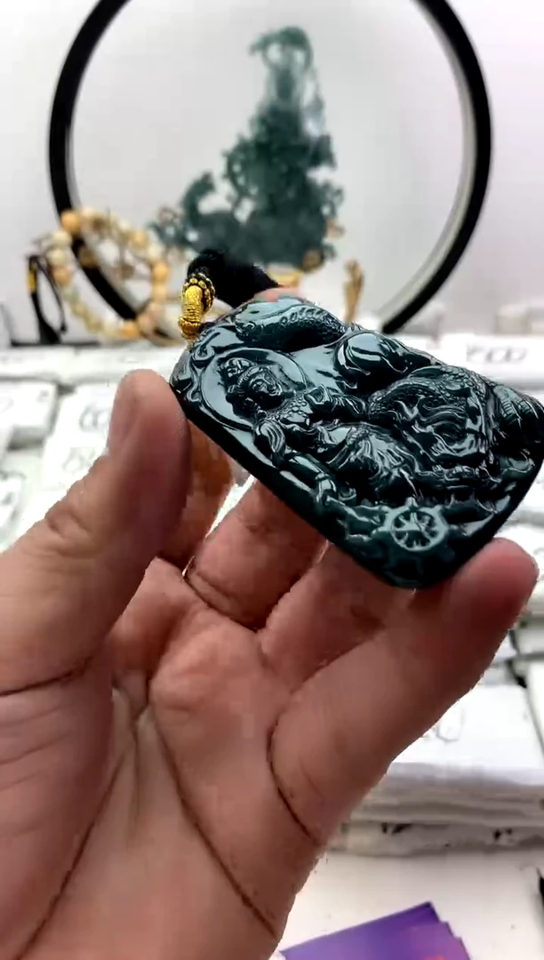 翡翠未镶嵌颈饰观音