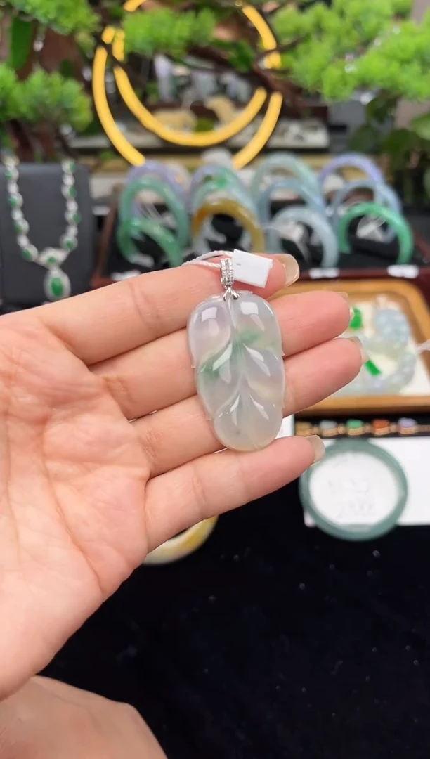 颈饰18K金镶嵌翡翠吊坠