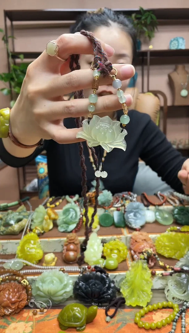 未镶嵌岫玉颈饰·