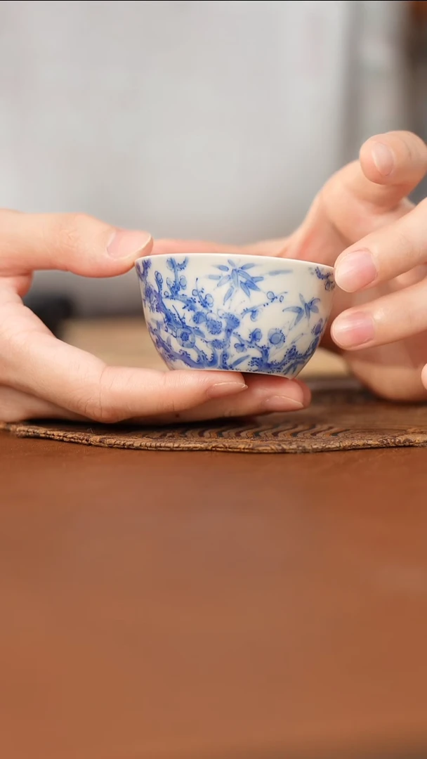 杯看山柴窑青花梅竹