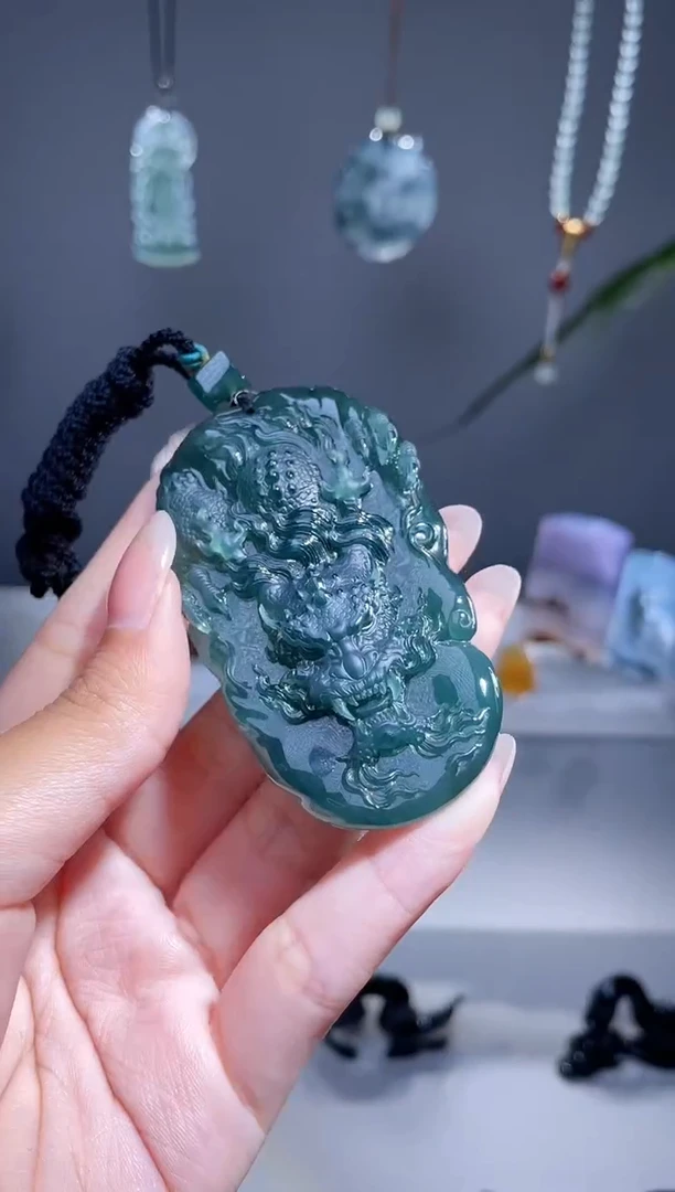 翡翠未镶嵌颈饰龙牌