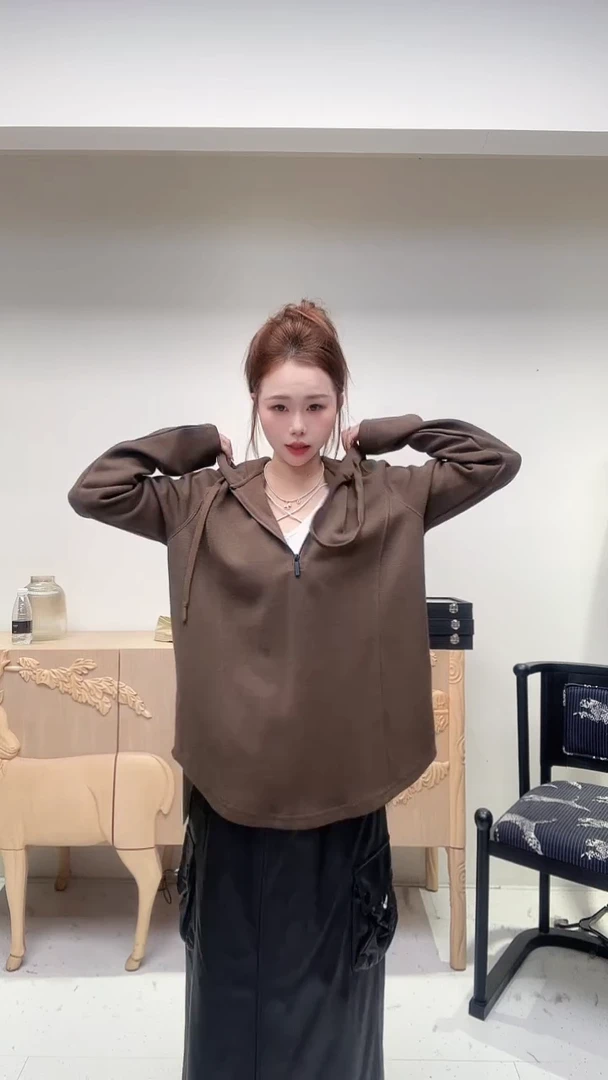 深咖色连帽抽绳上衣