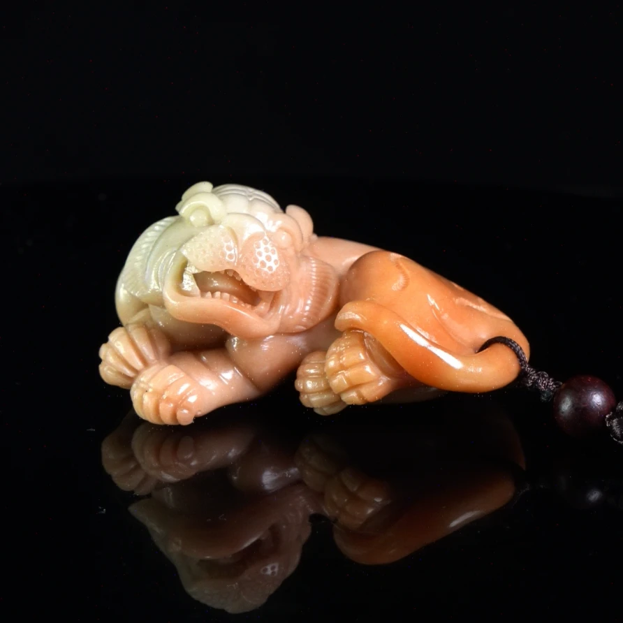 Lot.24.李红善伯虎虎生威手把件162.2克7.4x5.5x4cm