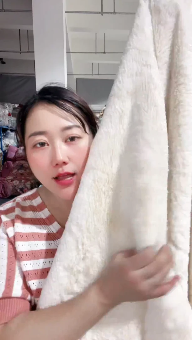 牛奶绒主播手上展示的产品