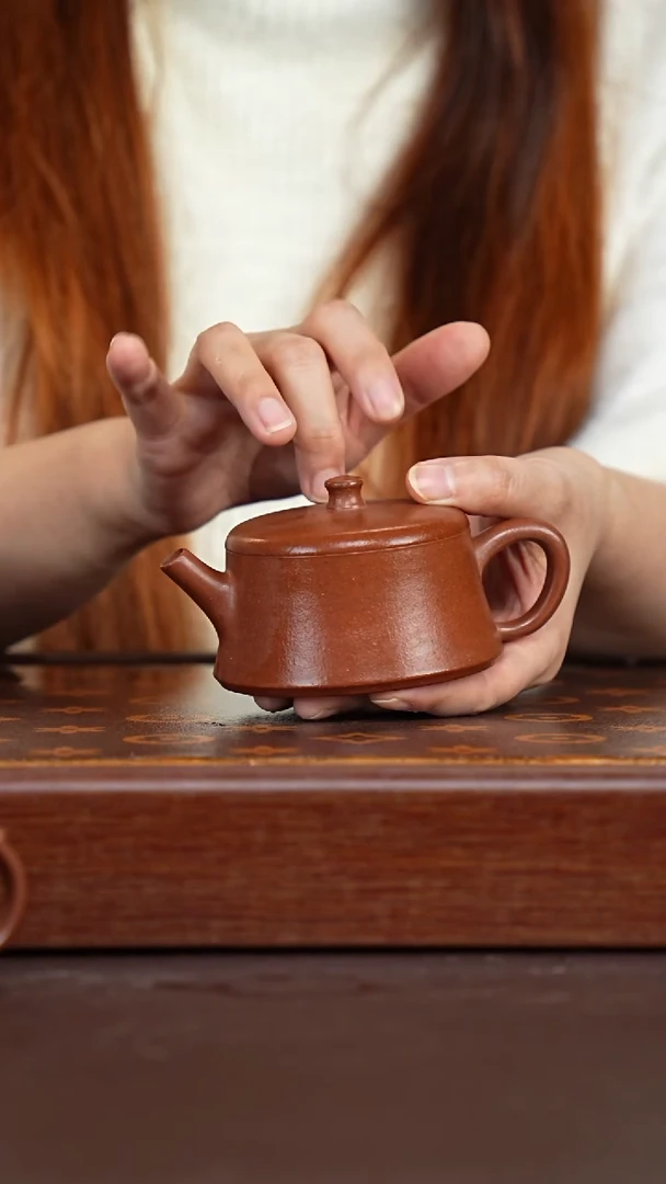 茶壶紫砂红皮龙刻绘寒江