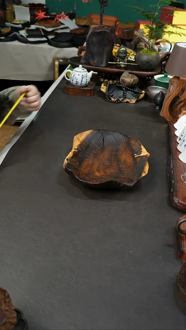 22号 鸡翅木荷叶果盘 27-20-4.5cm