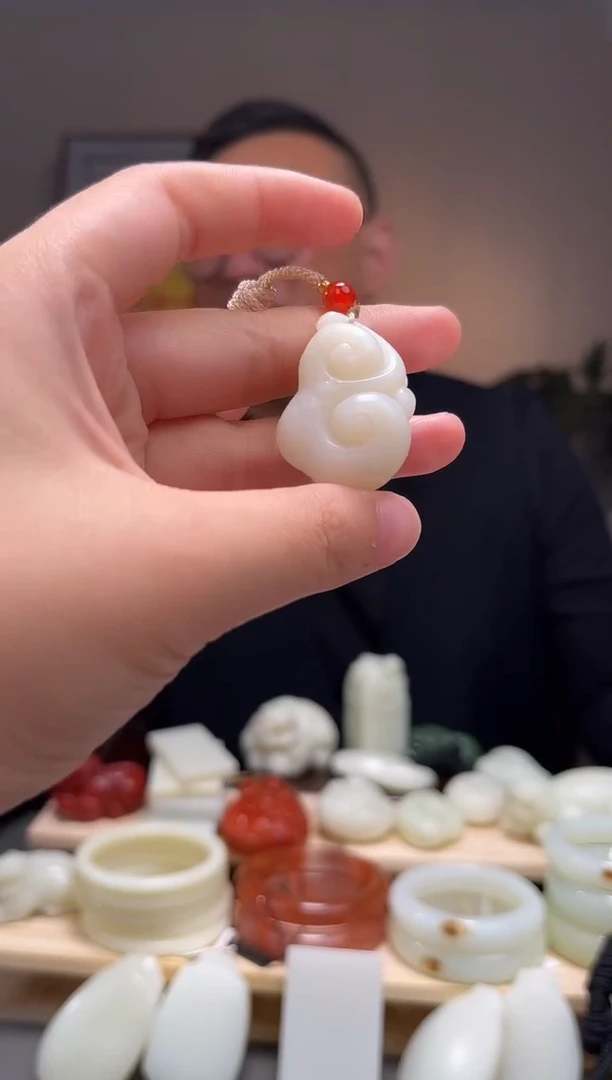 颈饰未镶嵌和田玉吊坠