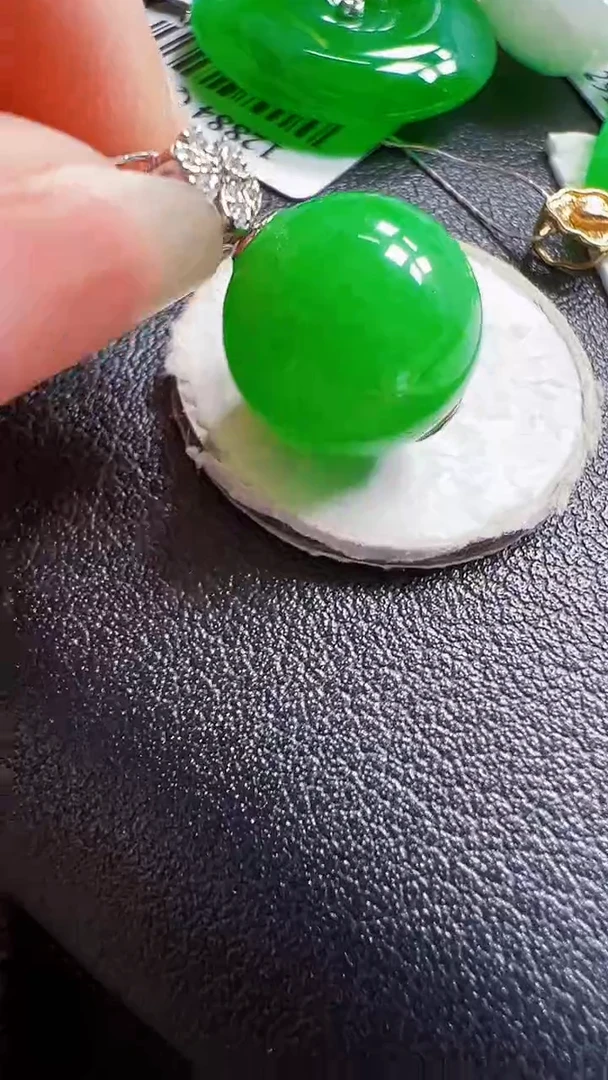 颈饰18K金镶嵌翡翠珠子