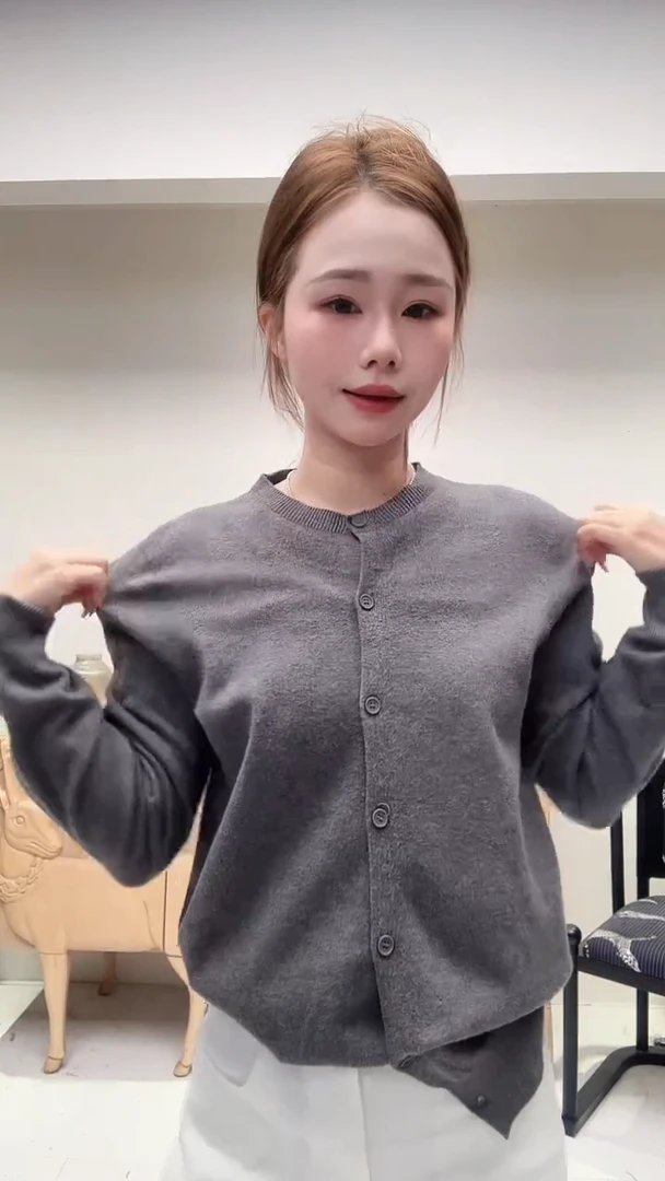 中灰色经典羊毛开衫