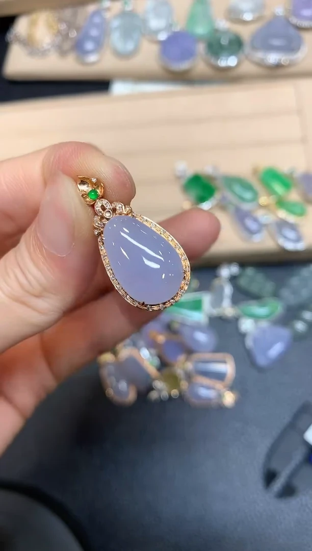 【闪购商品】翡翠颈饰18K金镶嵌福瓜【无服务费