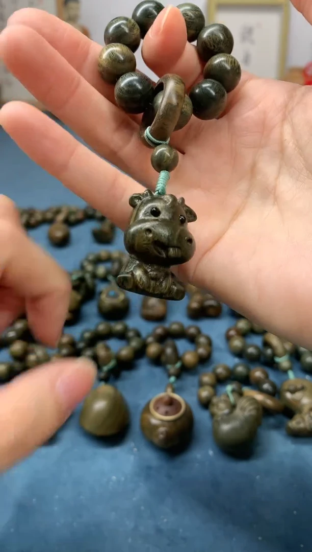 【闪购商品】维腊木（绿檀）把件小萌牛 盘玩件