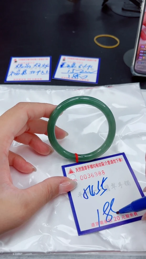 翡翠手镯未镶嵌1