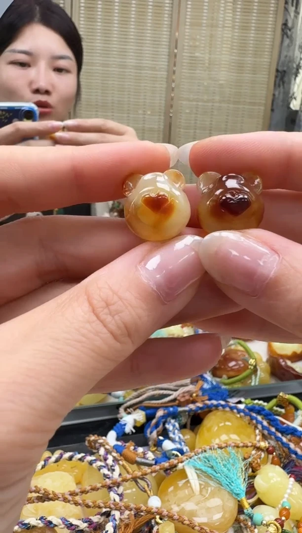 未镶嵌颈饰琥珀如图