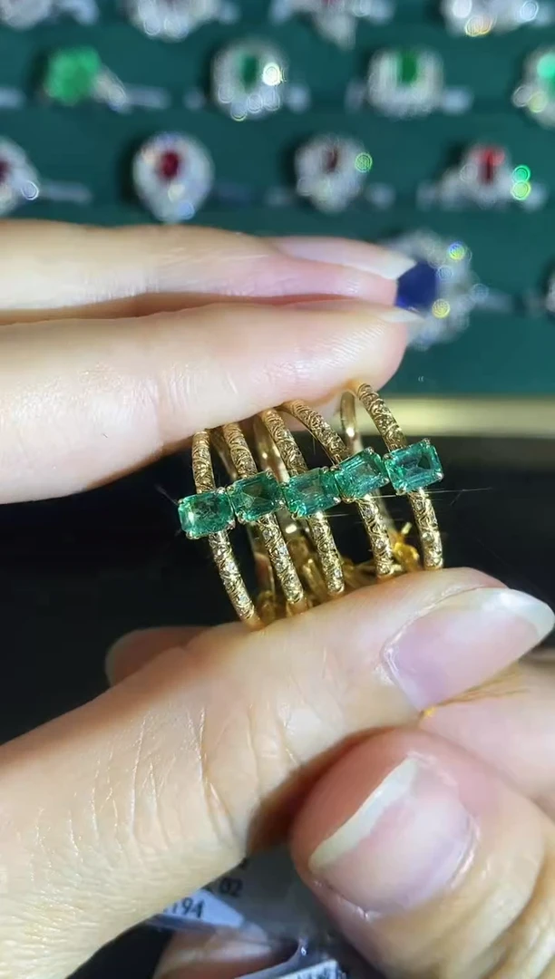 18K金镶嵌戒指祖母绿多样性发一