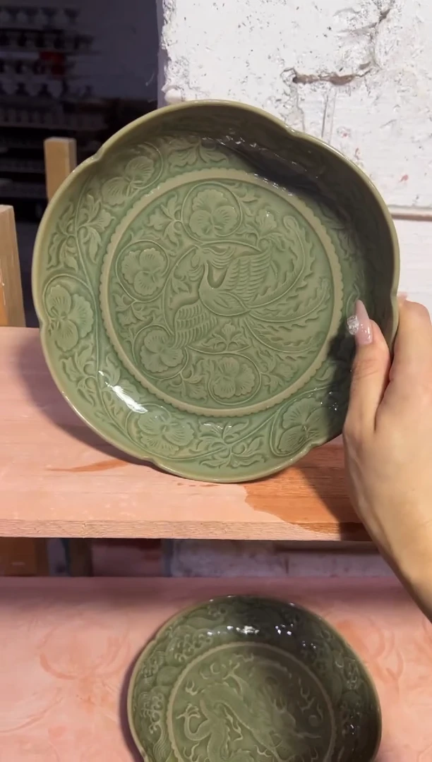 微瑕耀州窑凤穿牡丹盘