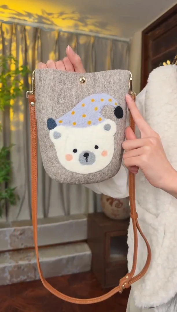 羊毛非遗羊毛毡包 手机包灰小熊
