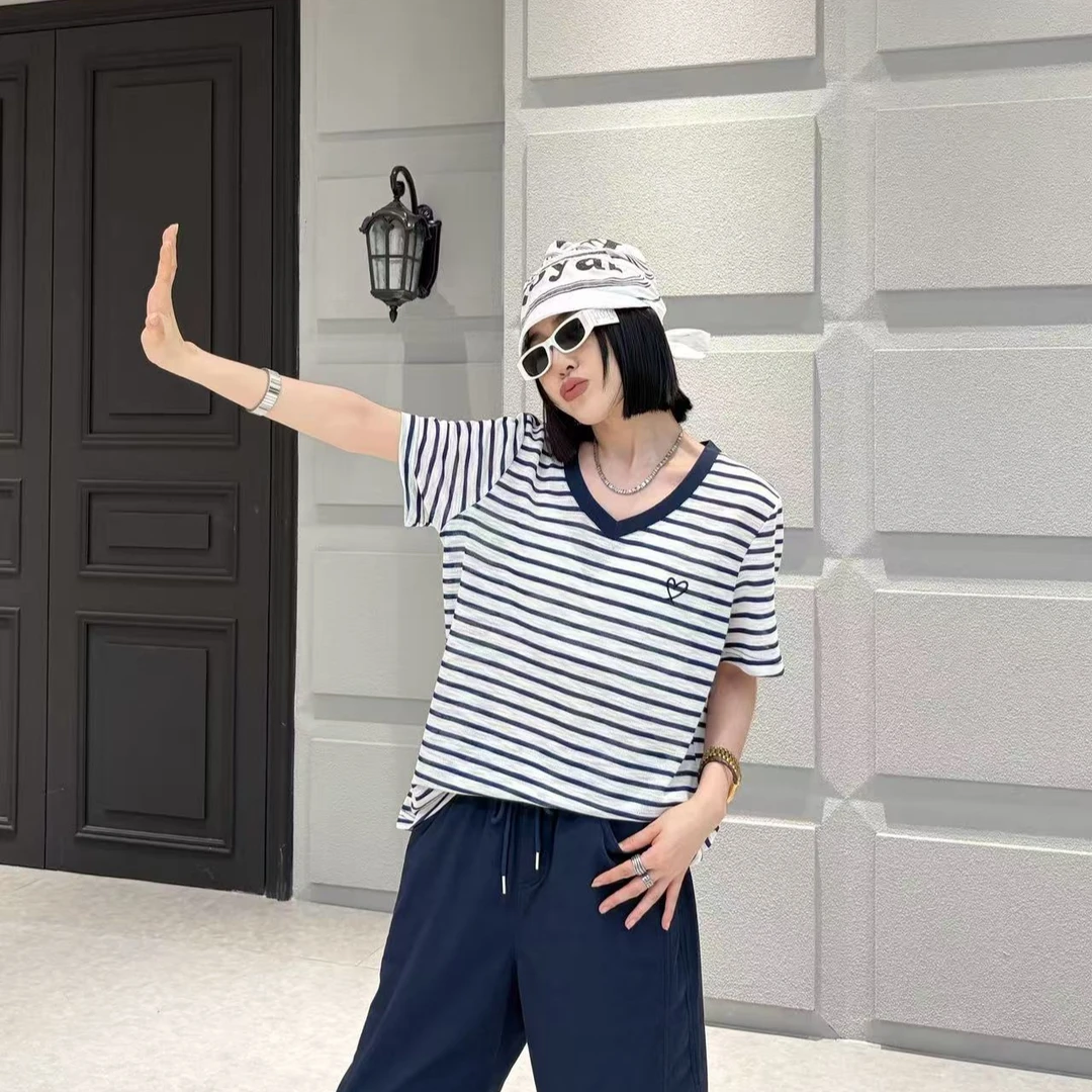 D2552减龄款V领正肩百搭时尚条纹小衫