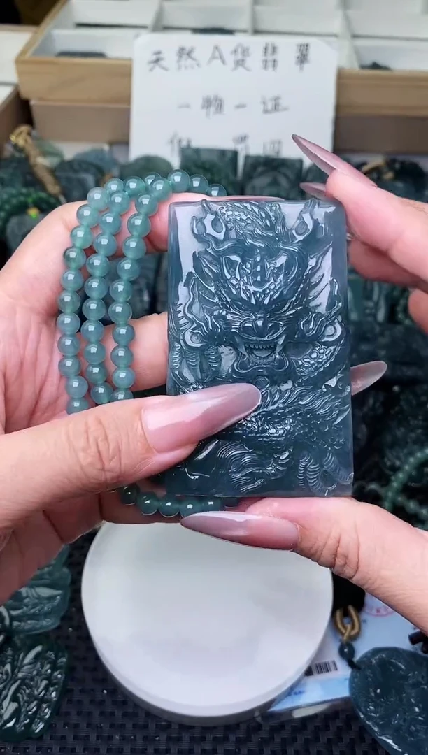 颈饰未镶嵌翡翠