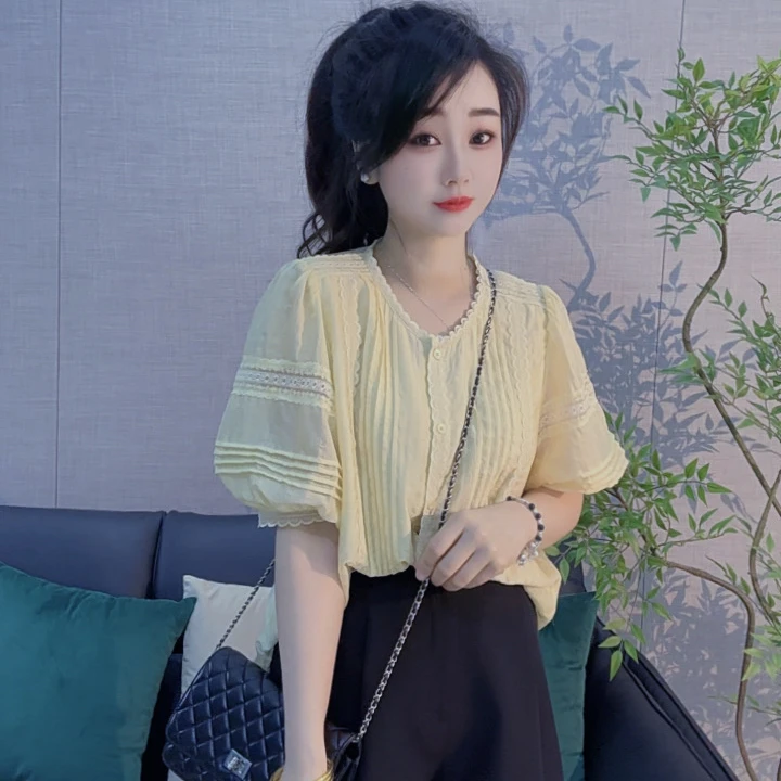 丹丹精选--8907新款花边圆领单排扣拼接蕾丝灯笼短袖小衫