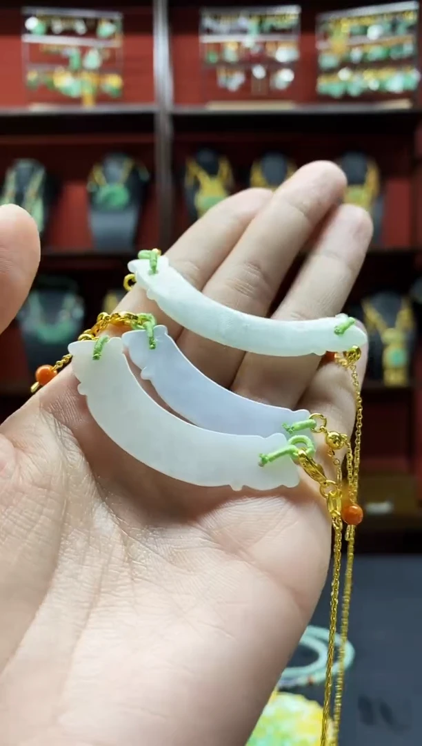 颈饰未镶嵌翡翠吊坠多样性发其一