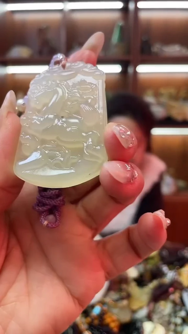 未镶嵌蛇纹石玉吊坠