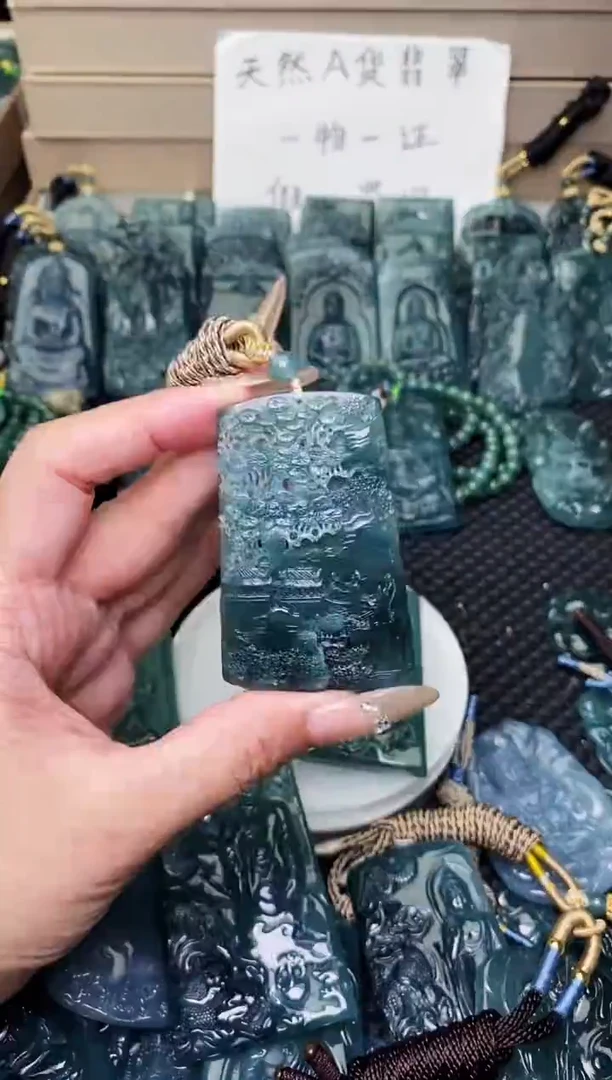 颈饰未镶嵌翡翠