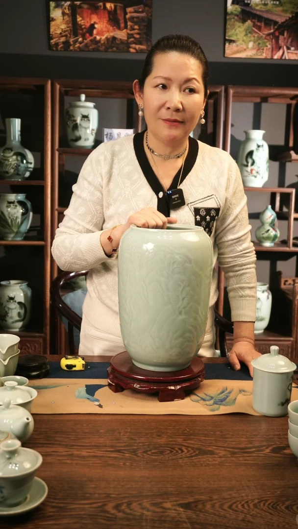 【闪购商品】纯手工 粉青 山水刻绘冬瓜瓶B